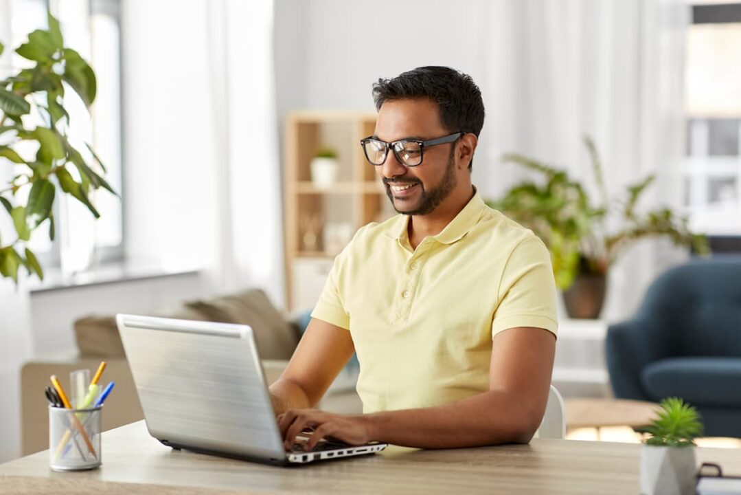 Homem usando um notebook em casa