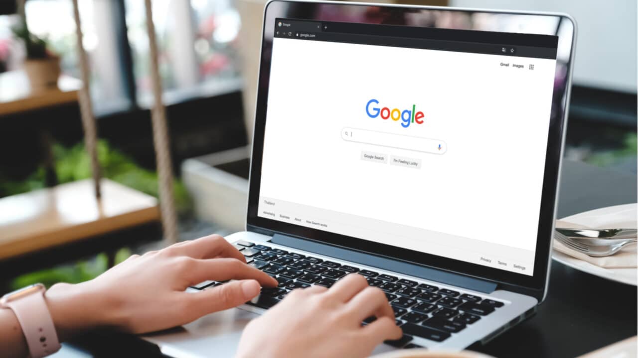 Pessoa fazendo pesquisa no Google usando notebook