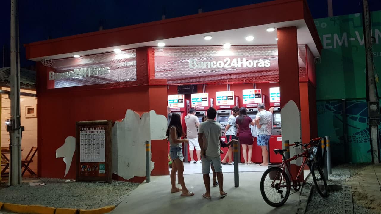 Imagem de pessoas na fila do banco24horas