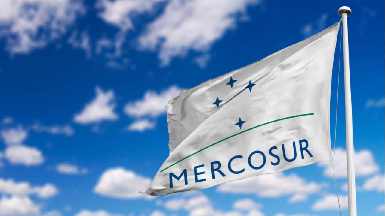 Bandeira hasteada do Mercosul com o nome do bloco em espanhol