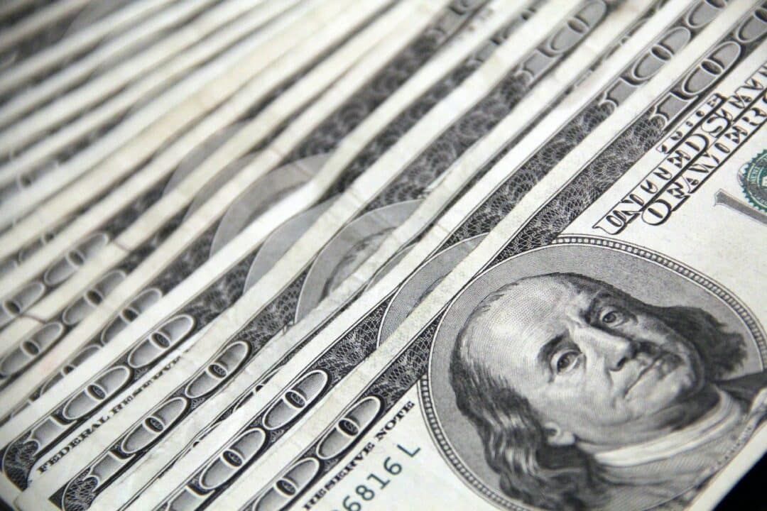 Uma série de notas de 100 dólares postas em fileiras. bilionários no Brasil