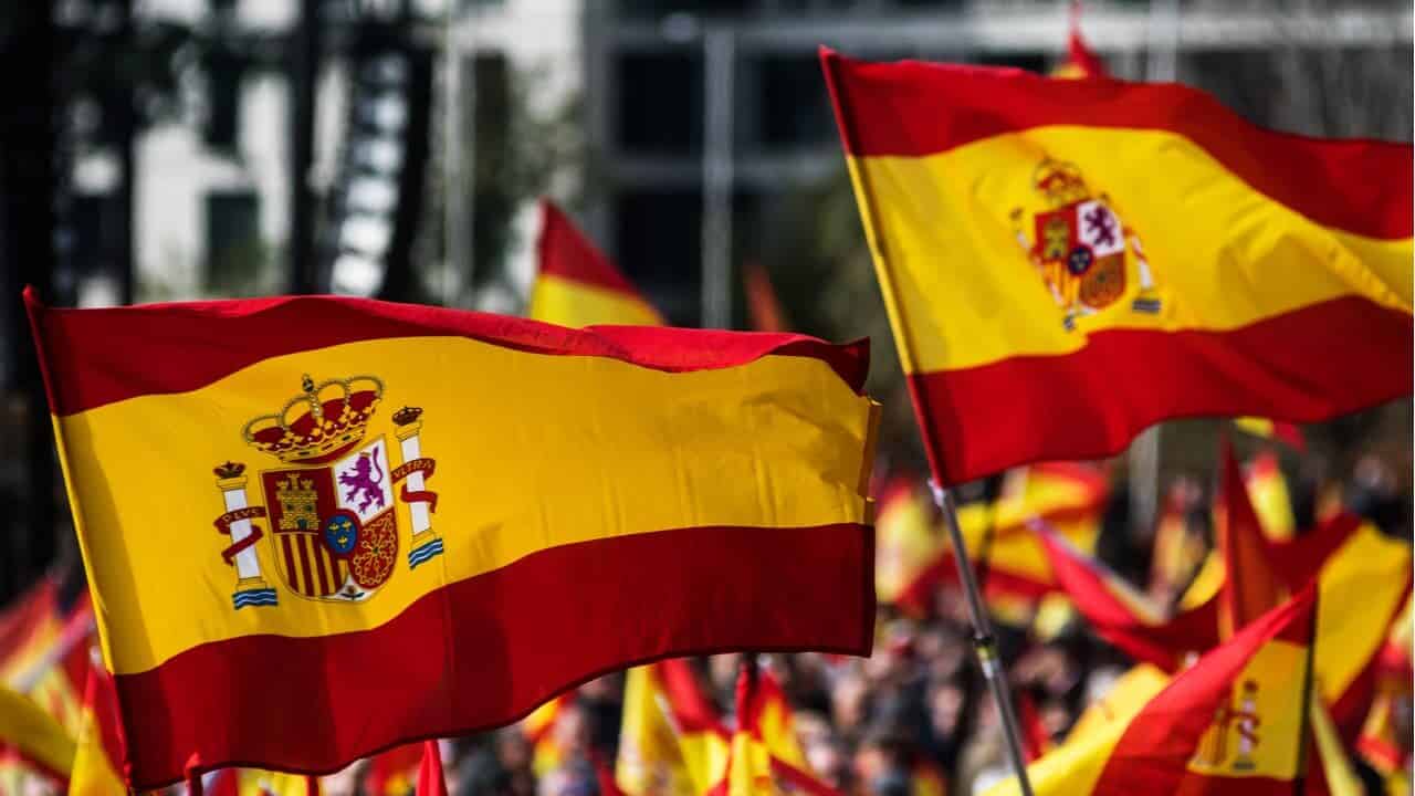 imagem de bandeiras da Espanha visto por compra de imóvel