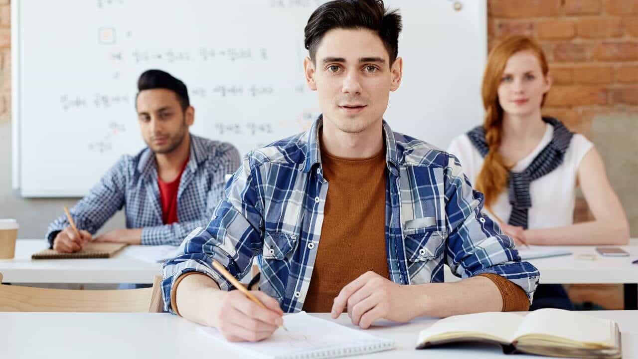 Pessoas prestando concurso público