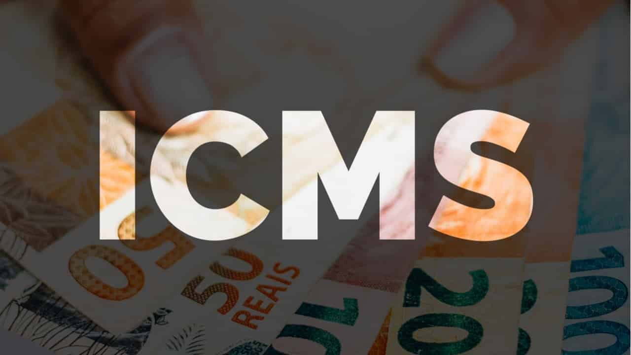 Escrita ICMS sobre um fundo com notas de dinheiro