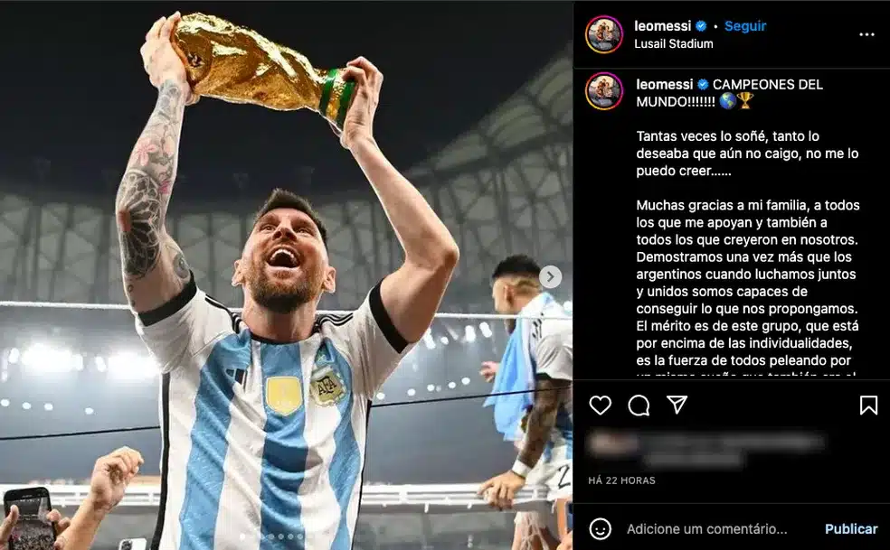 Foto de Messi segurando a taça da Copa do Mundo. 