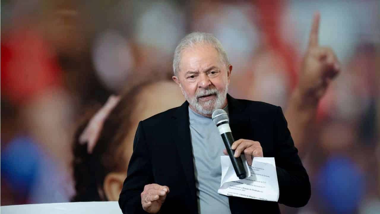 Presidente Lula discursando com microfone