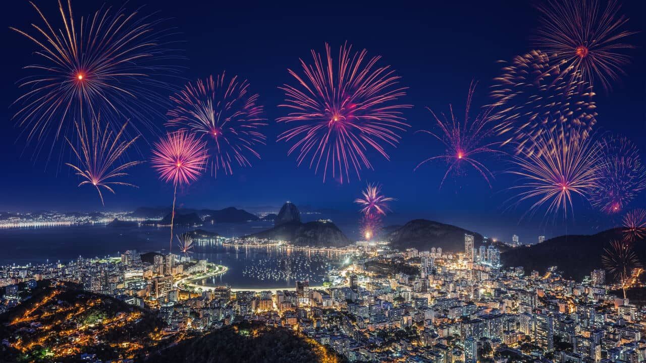 Imagem de fogos de artificio sob a vista da praia de Copacabana, Rio de Janeiro