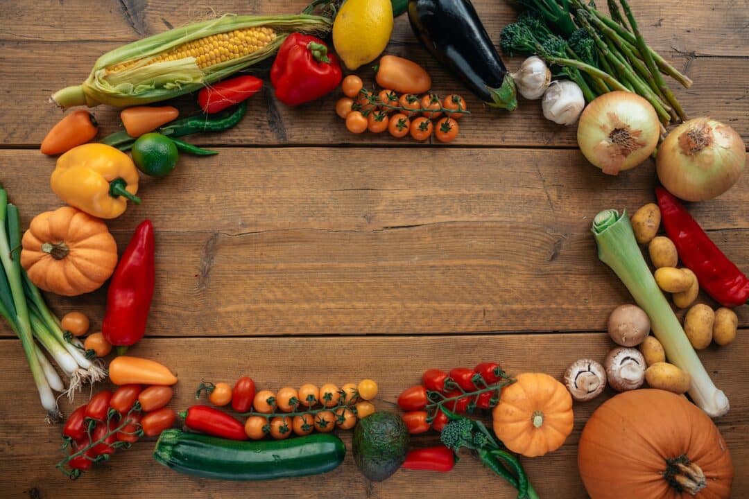 Imagem de uma mesa cheia de legumes e verduras