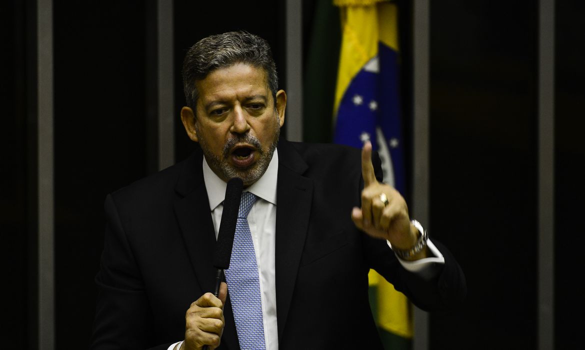 Deputado Arthur Lira discursando na Câmara