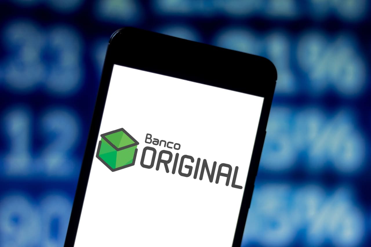 Smartphone exibe logo do Banco Original em sua tela