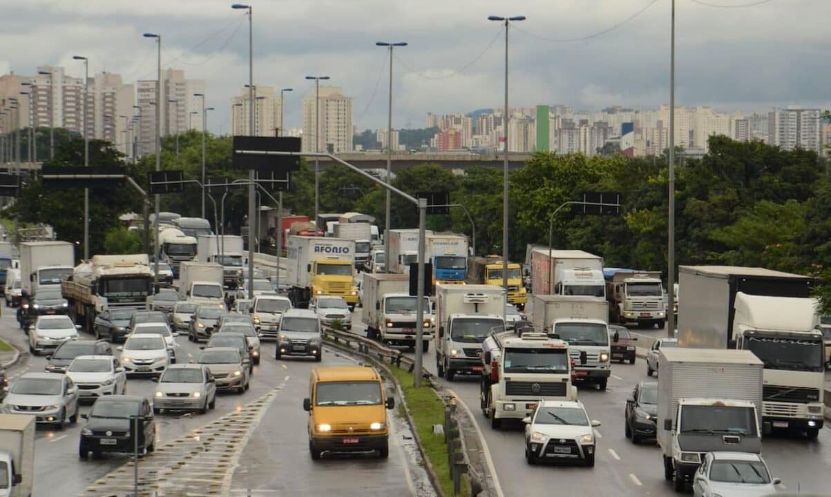 trânsito na avenida Marginal Tietê, em São Paulo