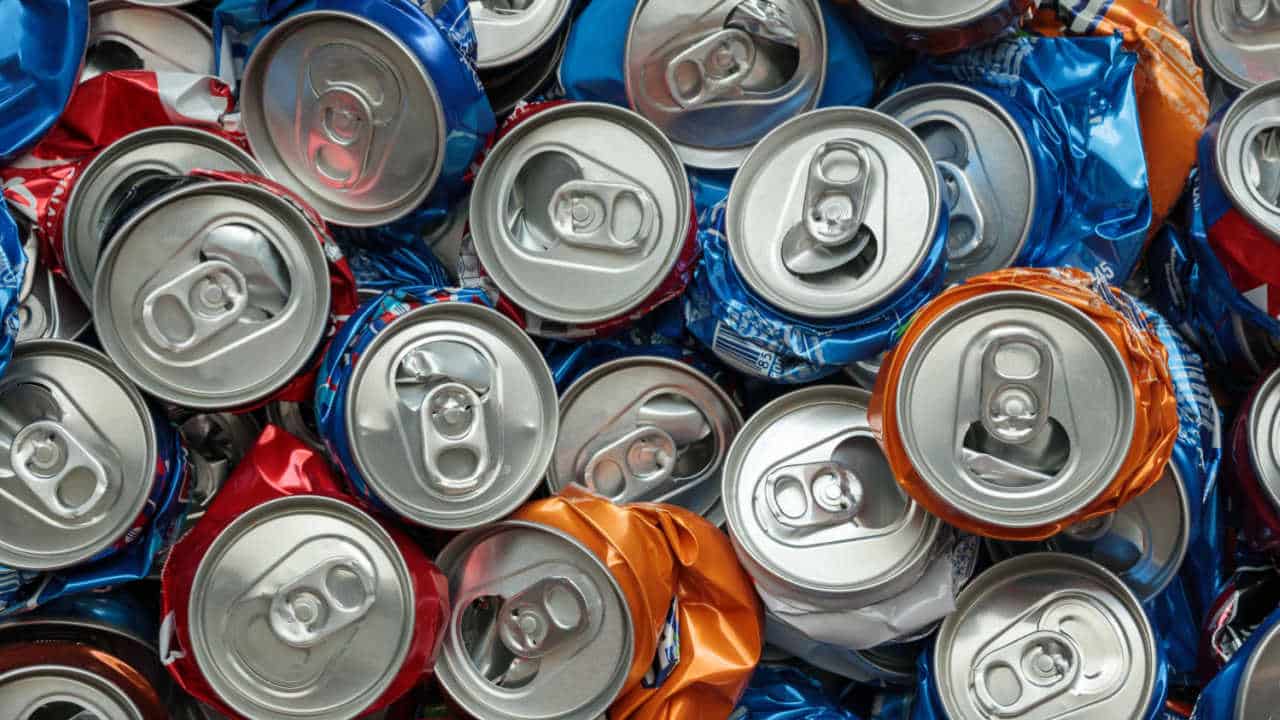 Latinhas prontas para reciclagem