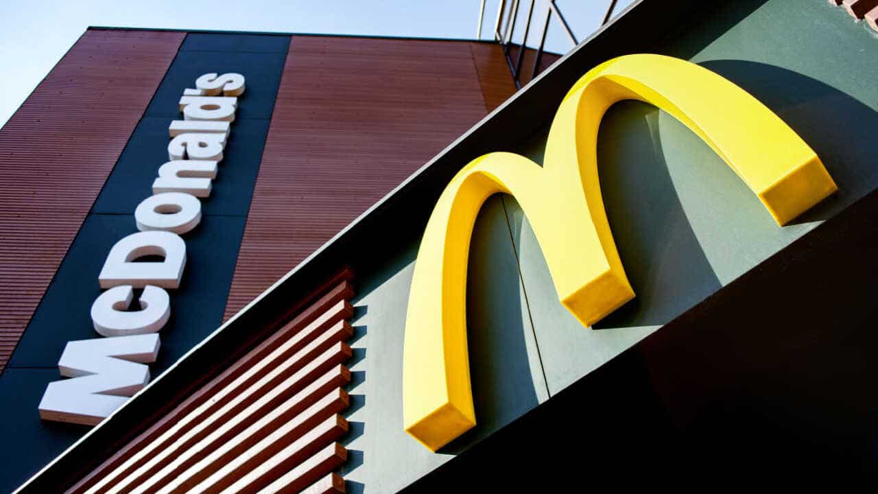 Prédio do Mcdonald's com logo e nome da empresa em evidência