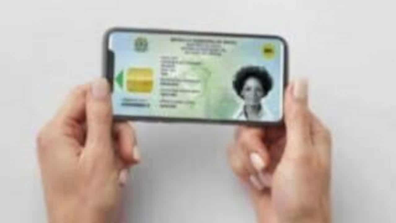 Novo RG na tela de um celular