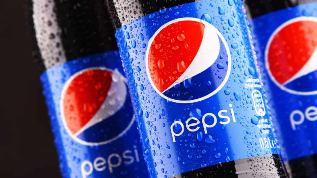 três garrafas de Pepsi com ênfase no rótulo