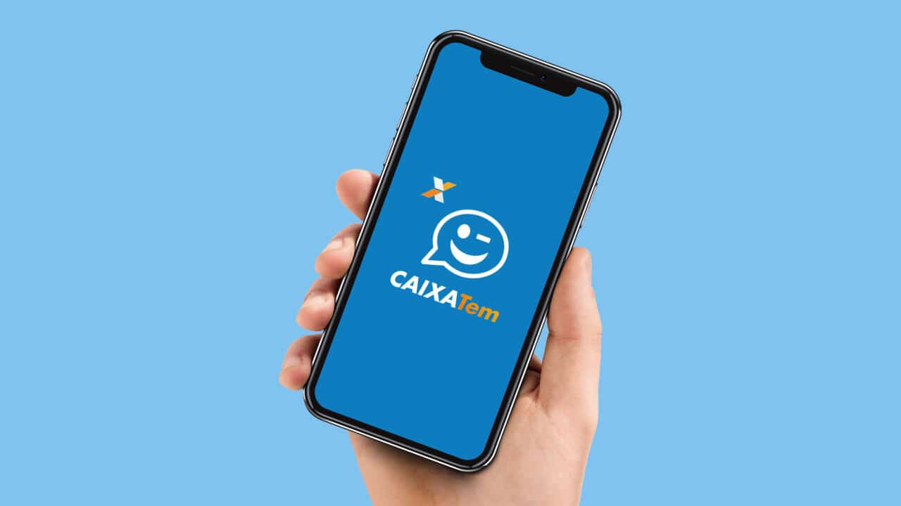 Mão segurando celular que mostra logotipo do aplicativo Caixa Tem