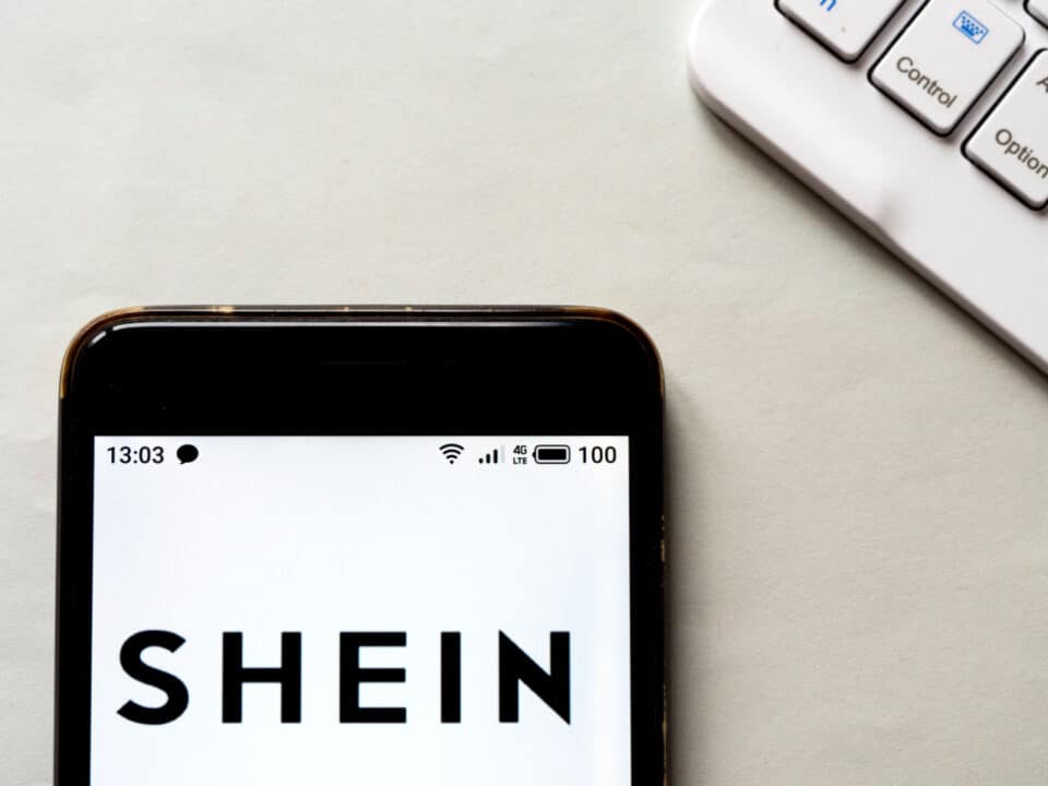 Celular com tela apresentando o escrito Shein