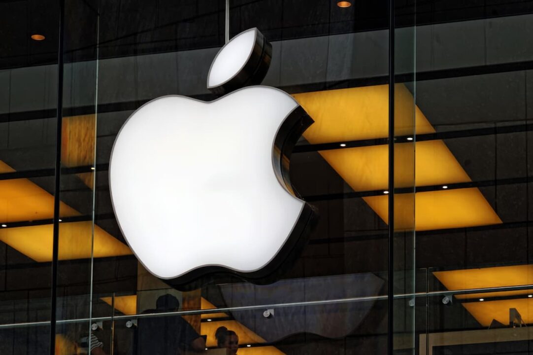 Fachada de um prédio da Apple com logo de maçã da empresa.