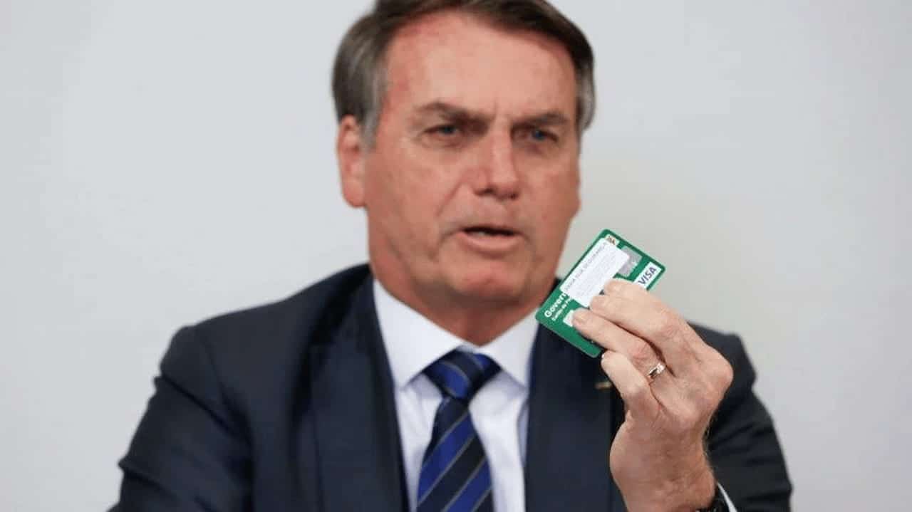 Ex-presidente Bolsonaro segurando o cartão corporativo