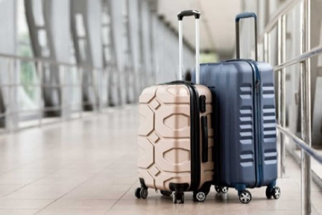malas de viagem em um corredor