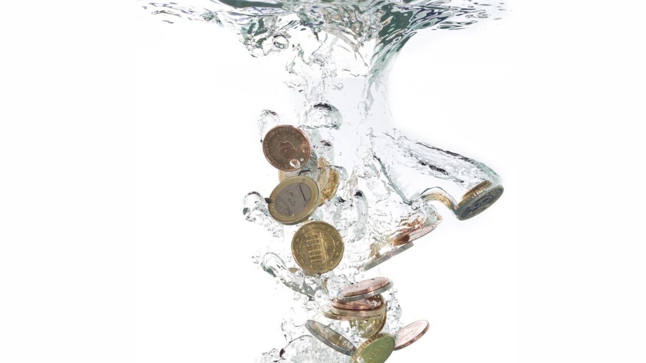 moedas dentro de água mostrando o aumento da conta de água