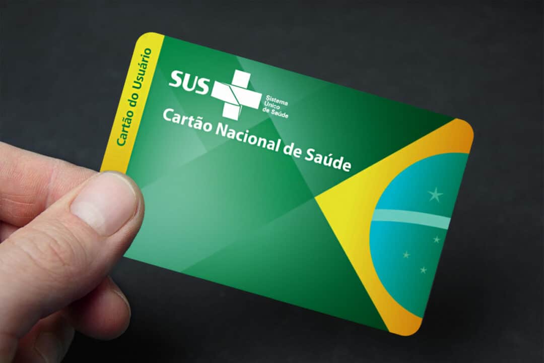 Mão segurando cartão do SUS (Sistema Único de Saúde)