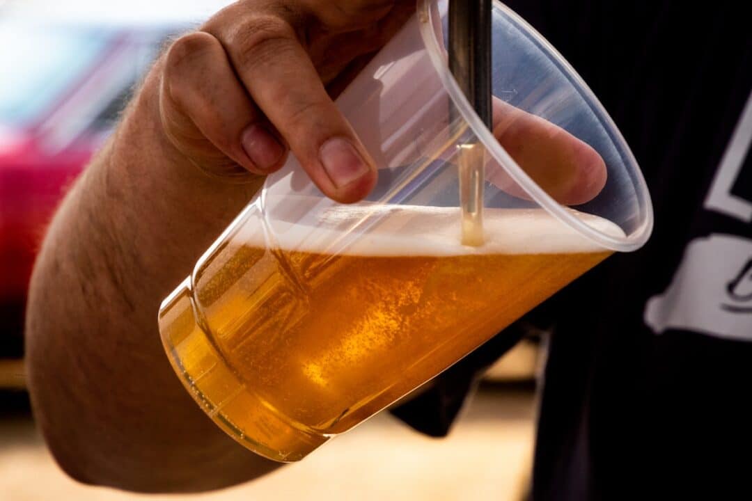 Imagem de uma pessoa colocando cerveja em um copo.