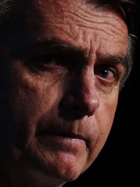 Ex-presidente Jair Bolsonaro em meio à penumbra