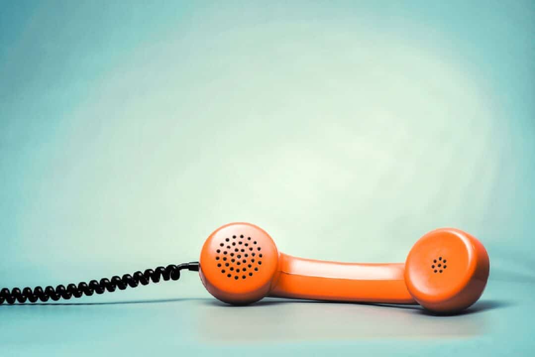 Imagem de um telefone laranja.