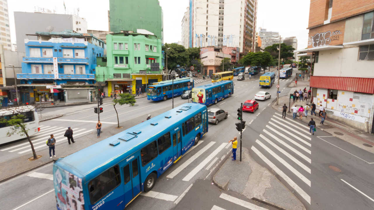 ônibus circulando nas ruas de BH
