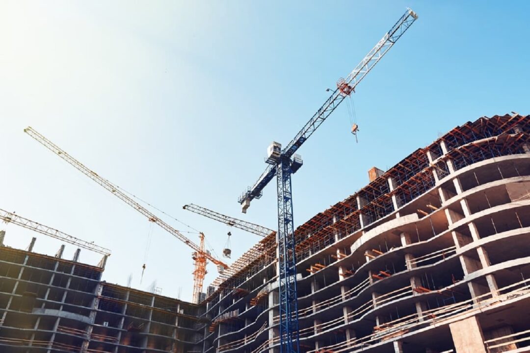 imagem de construção de prédio com imóveis residenciais