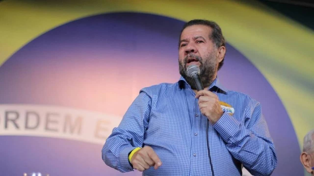 Ministro da Previdência Carlos Lupi discursando