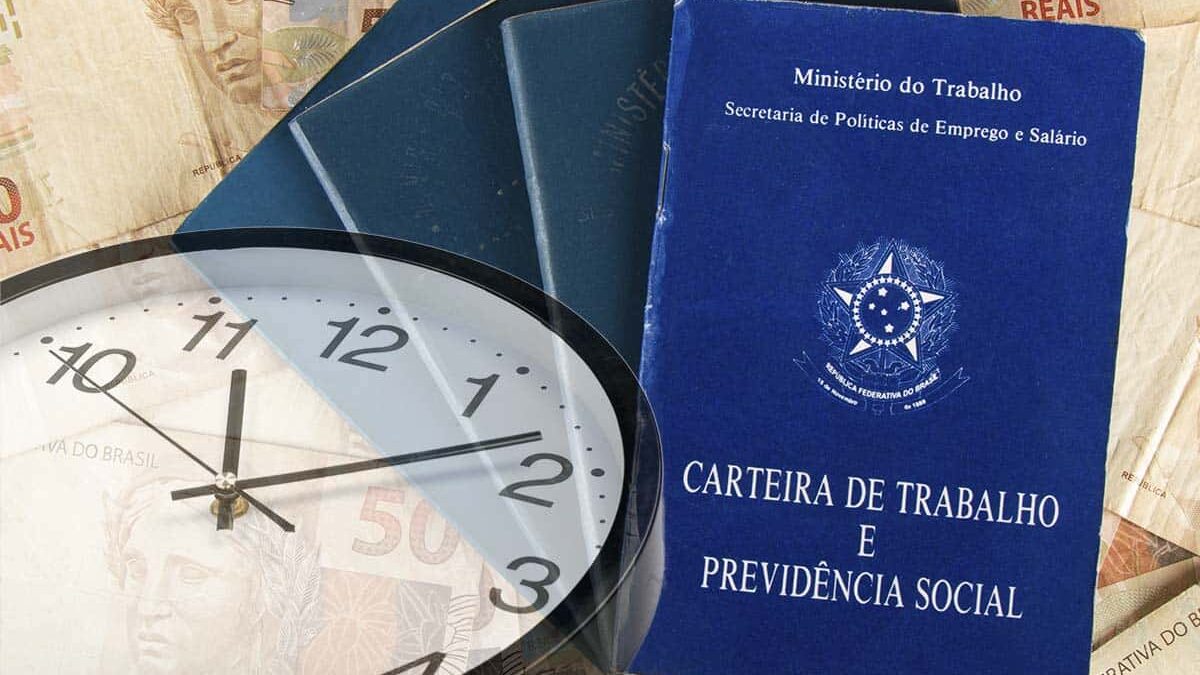 relógio e carteira de trabalho para representar as jornadas de trabalho