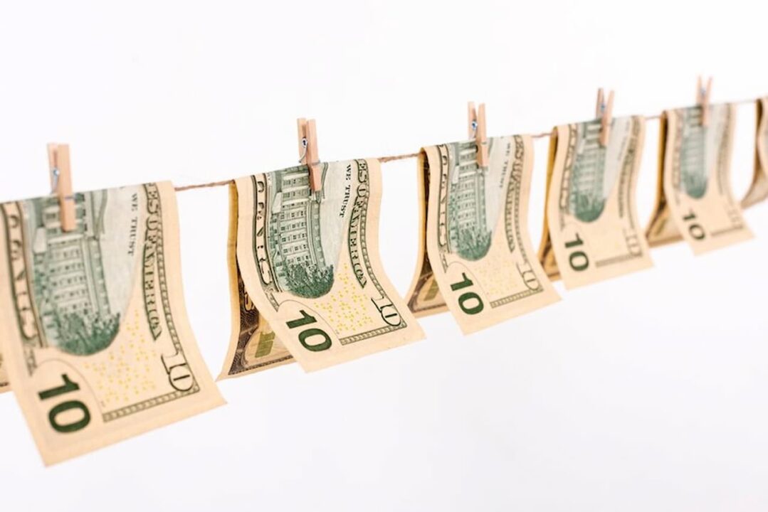 Notas de dinheiro penduradas no varal
