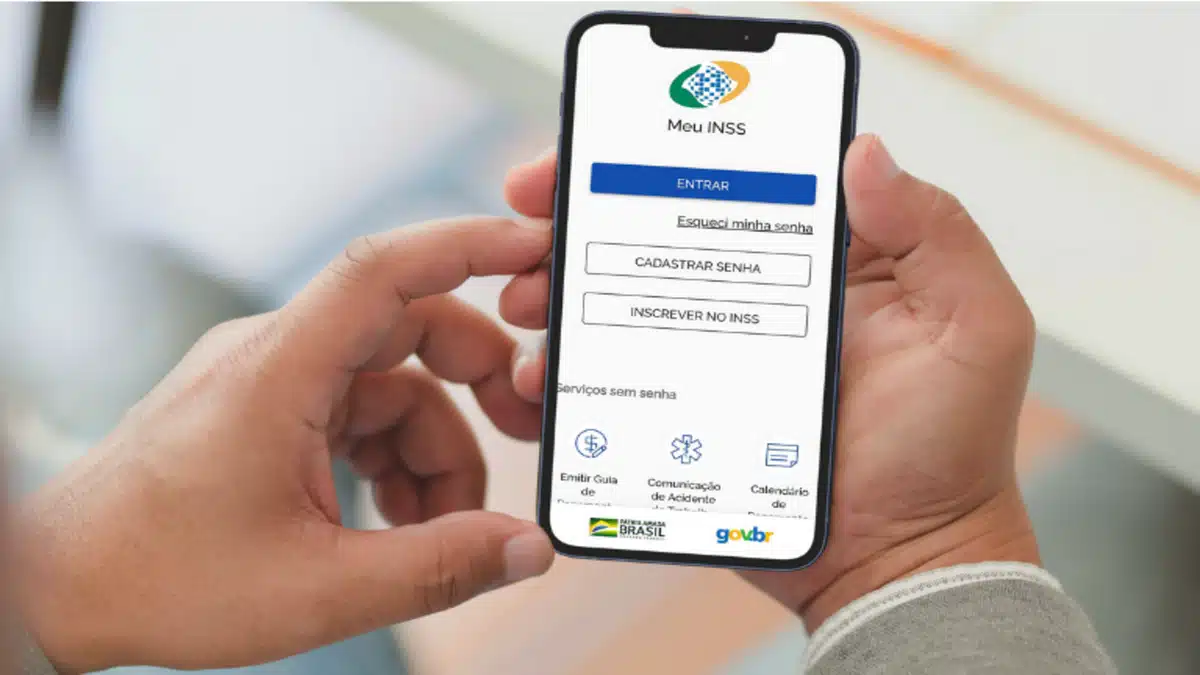 pessoa com celular na mão conferindo no app do meu inss asnova regra do inss