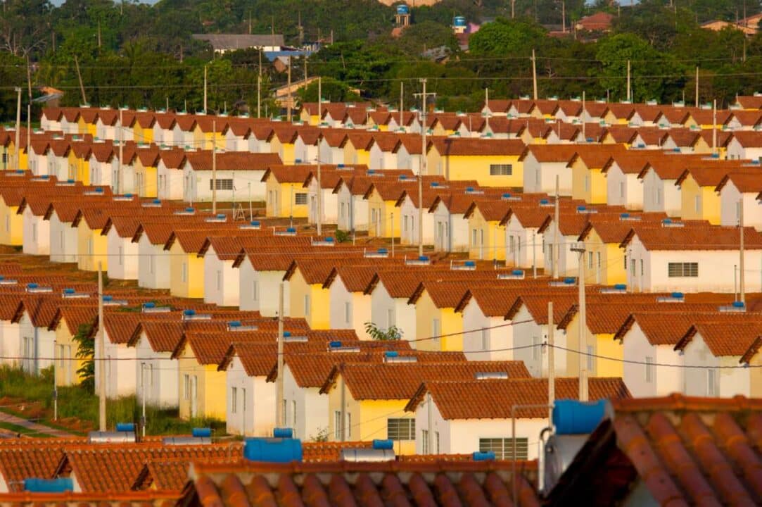 Casas do programa habitacional Minha Casa, Minha Vida iguais e enfileiradas