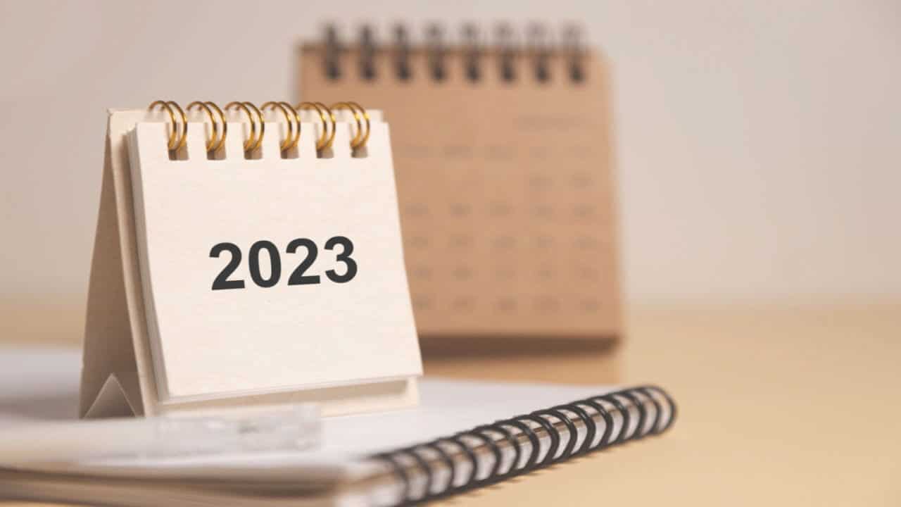 Pequeno calendário de mesa com "2023" escrito
