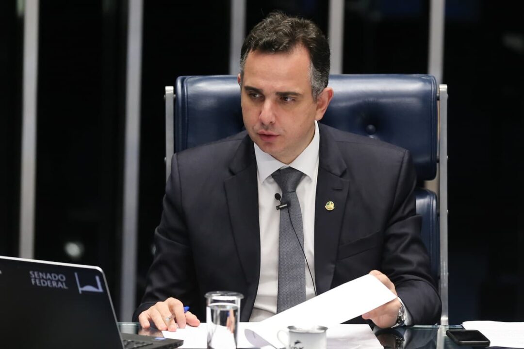 Presidente do Senado, Rodrigo Pacheco, presidindo sessão para analisar o marco legal das startups e do empreendedorismo.