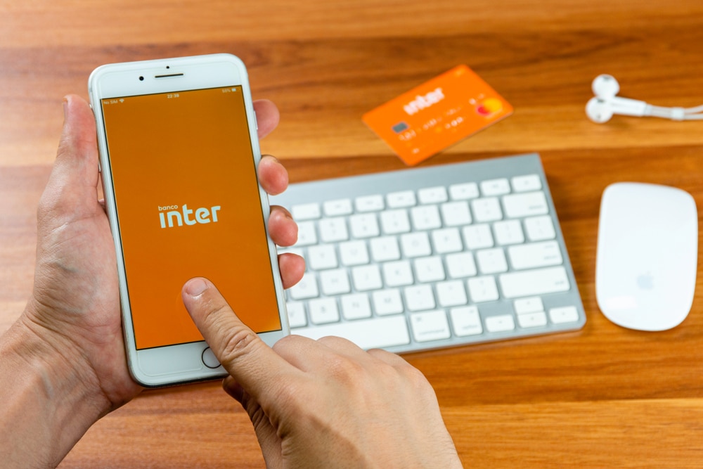 pessoa usando o banco inter no app e no pc