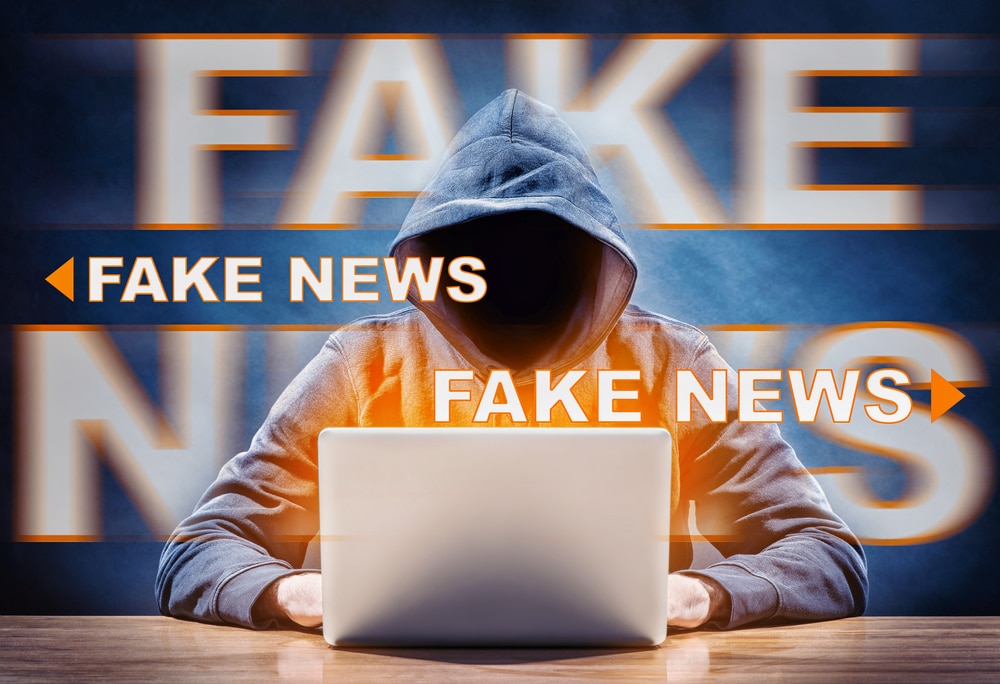 pessoa espalhando fake news pelo computador