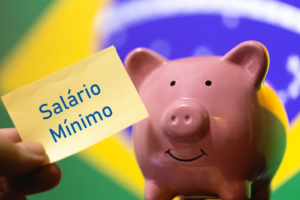 porquinho e uma plaquinha para representar o maior salário mínimo do Brasil