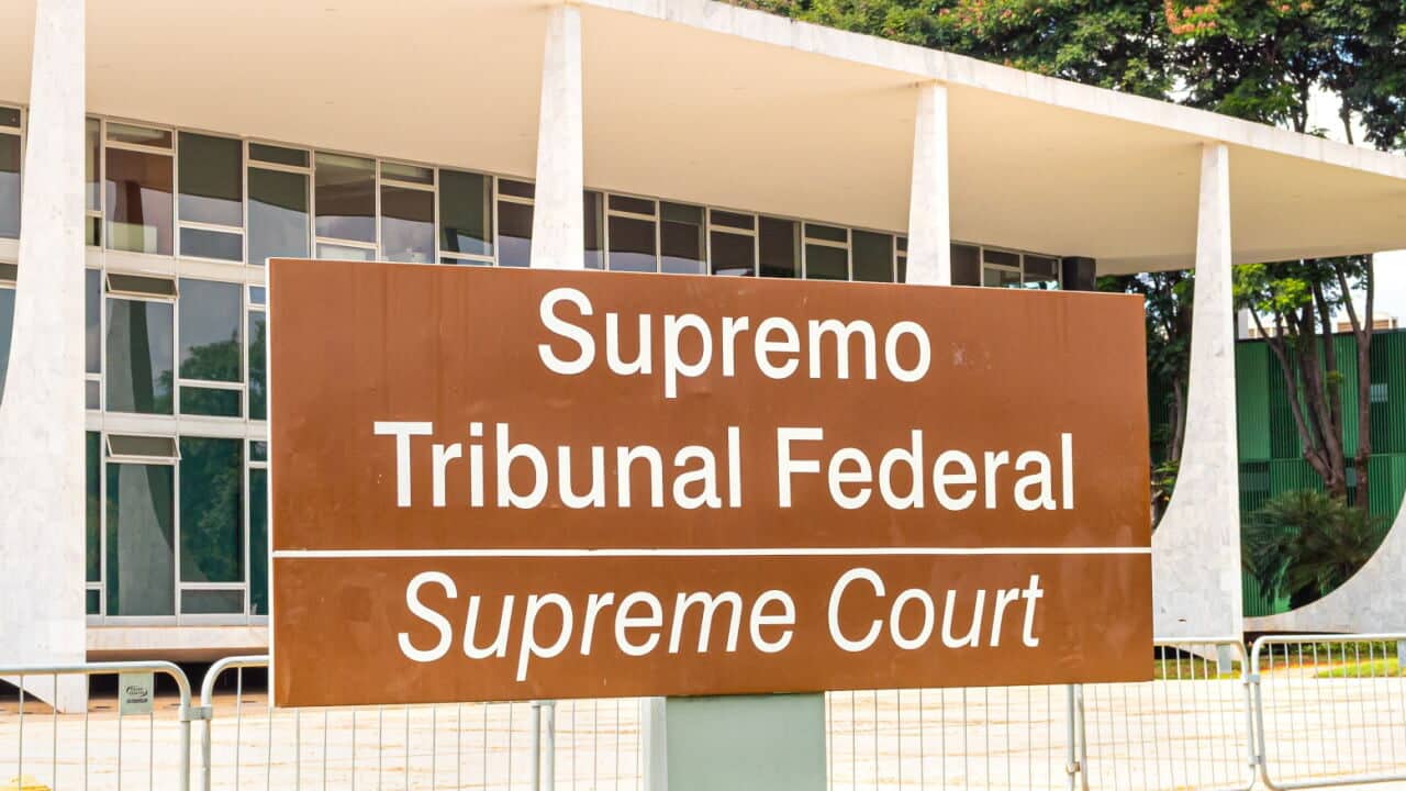 Placa em frente à entrada do Supremo Tribunal Federal (STF), em Brasília