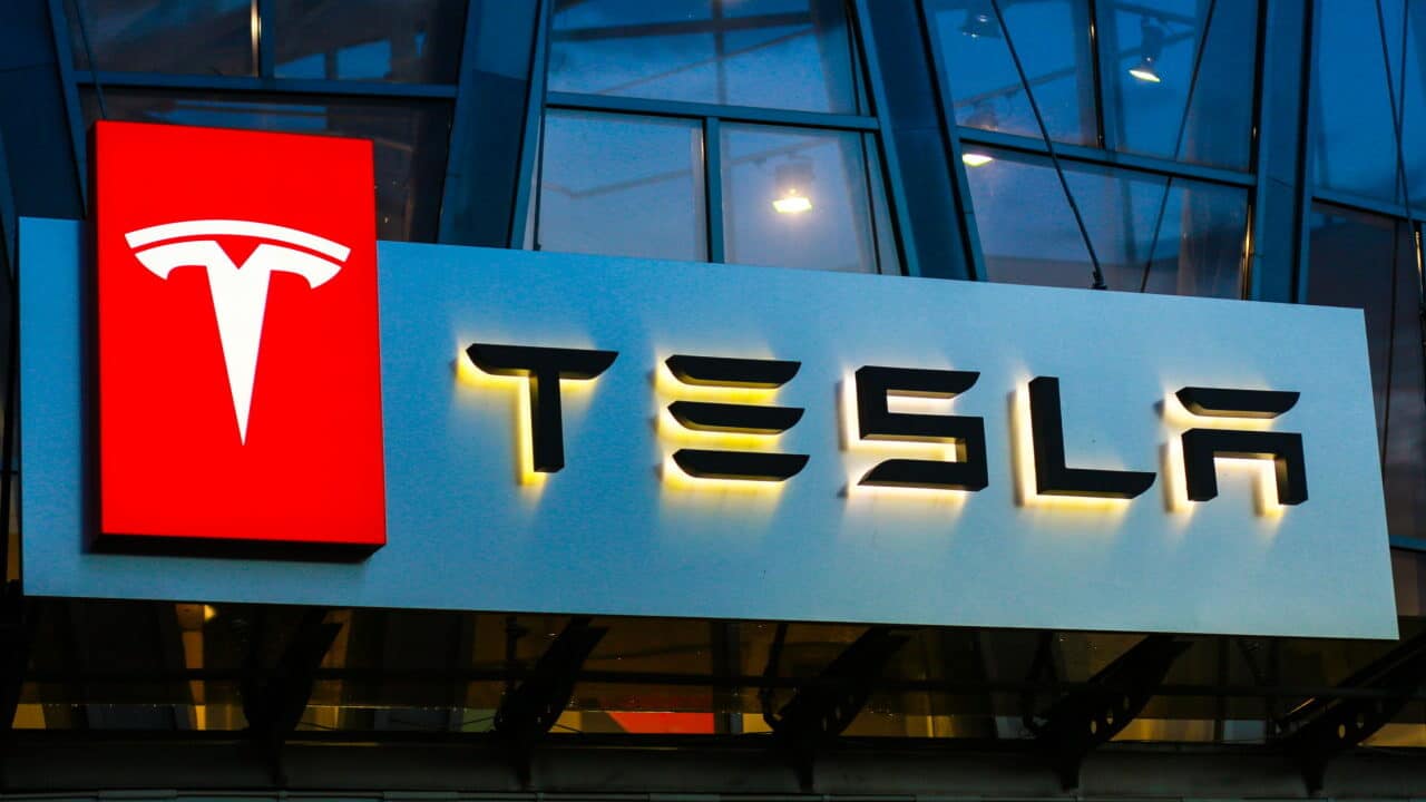 Fachada da Tesla, montadora de carros elétricos de Elon Musk