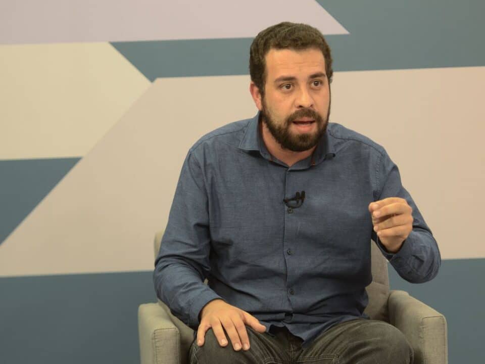 Boulos, líder do PSOL, na Câmara dando entrevista