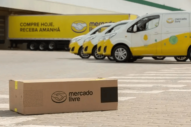 Uma caixa de entrega, 3 vans e um caminhão do Mercado Livre
