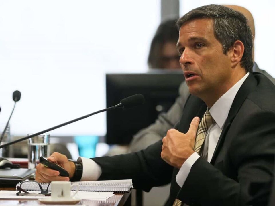imagem do presidente do Banco Central, Roberto Campos Neto, discursando em microfone