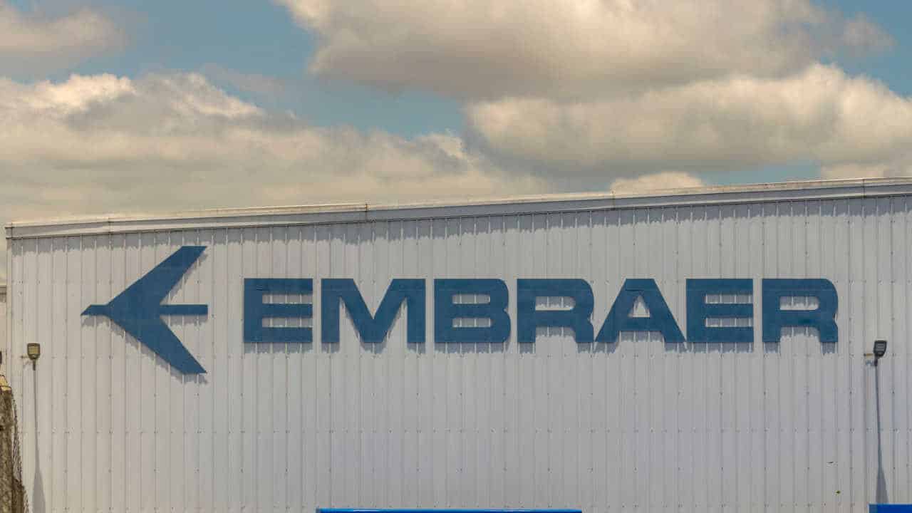 Fachada da Embraer na unidade localizada em Taubaté (SP)