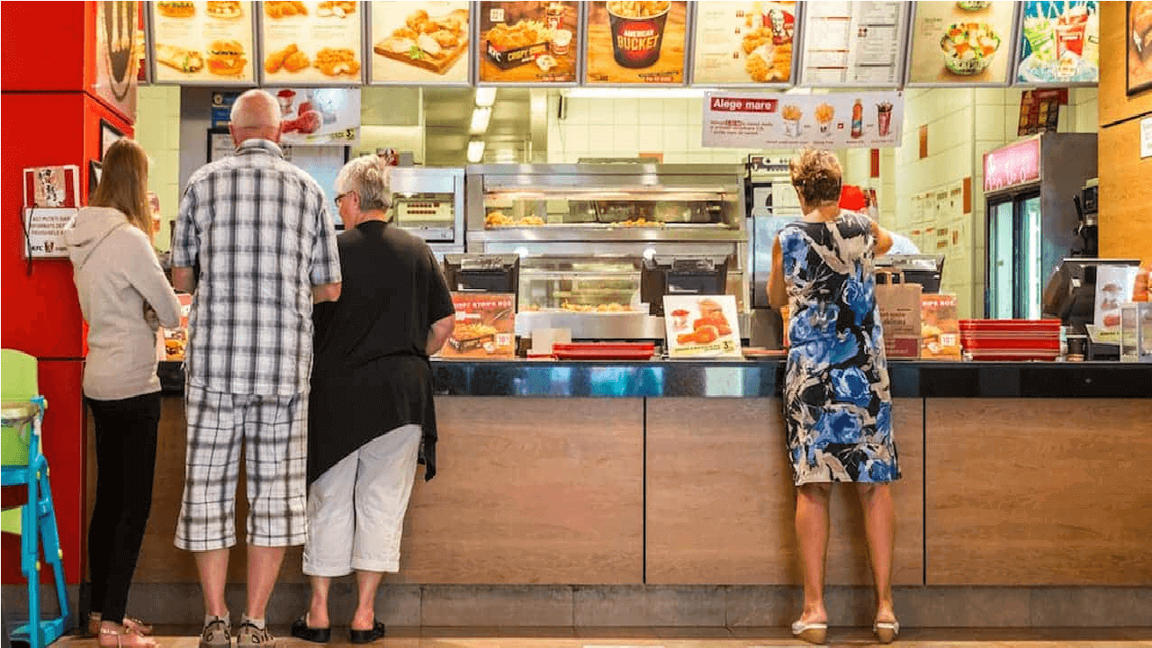 Imagem de pessoas fazendo pedido em restaurante fast food