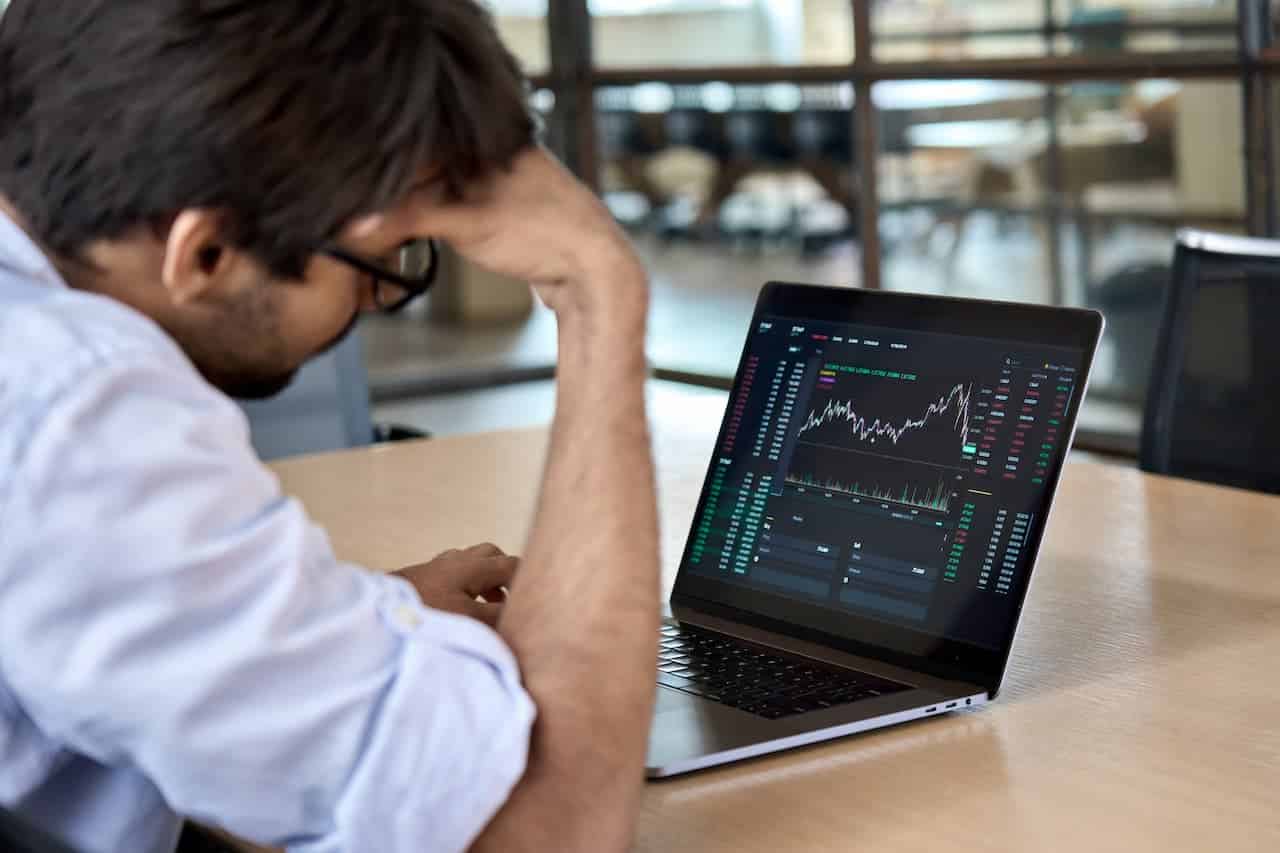 Empresa renomada lança apelo urgente por investidores para salvar bilhões em dívidas