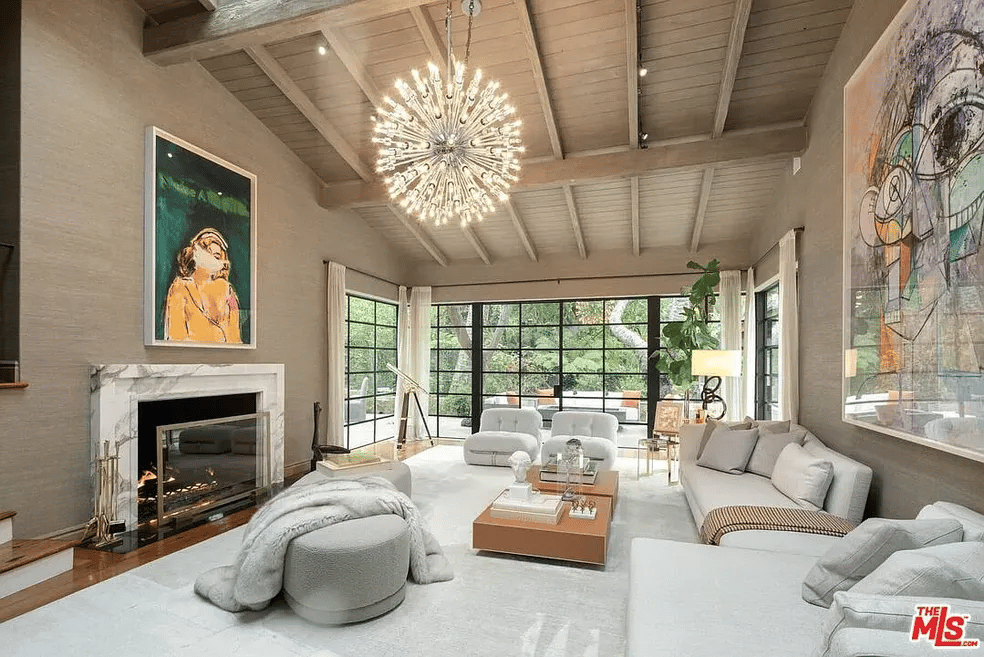 Sala de estar da mansão de Jennifer Lopez. 